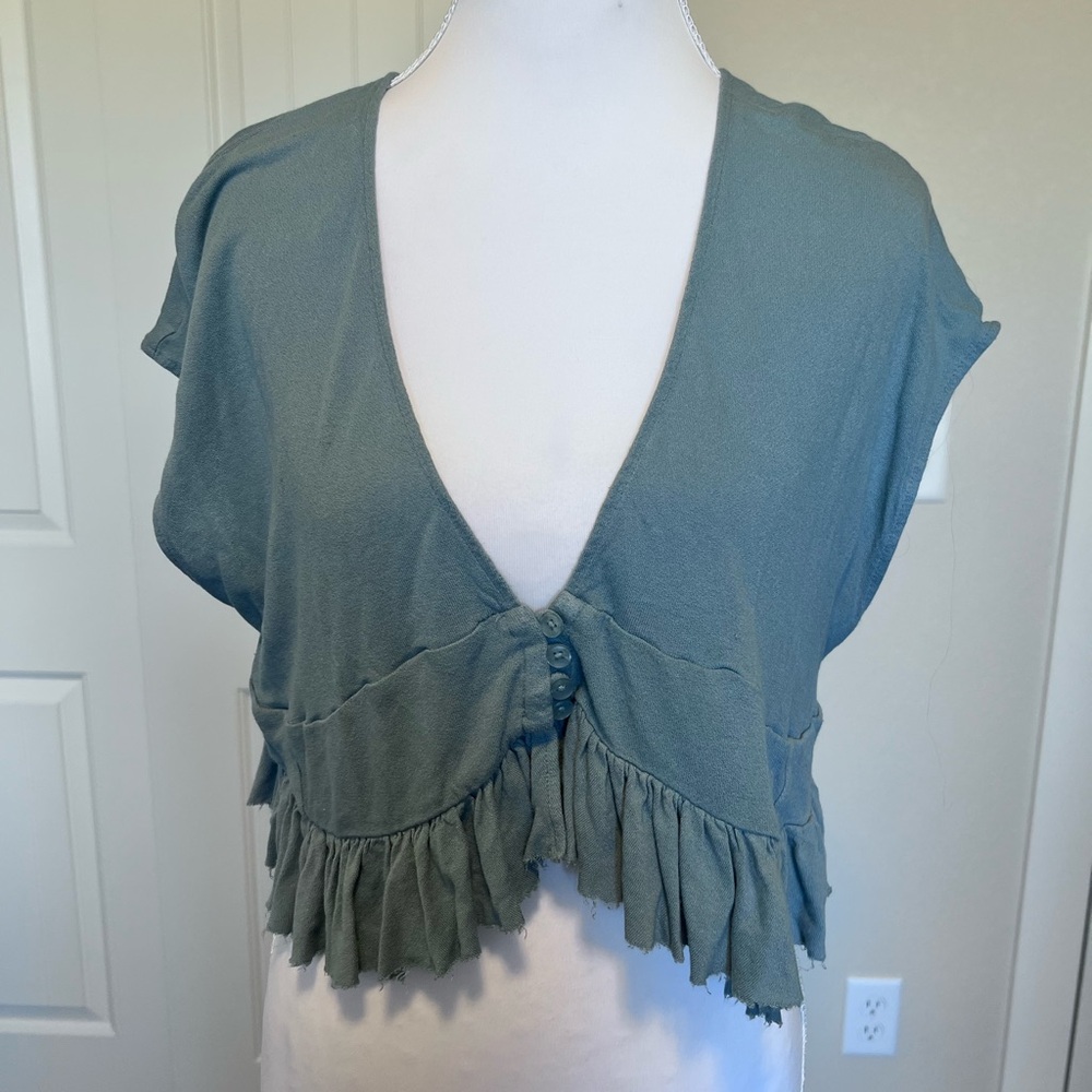 Urban Outfitters blue hue cropped button-up top with ruffled hem Sz Medium